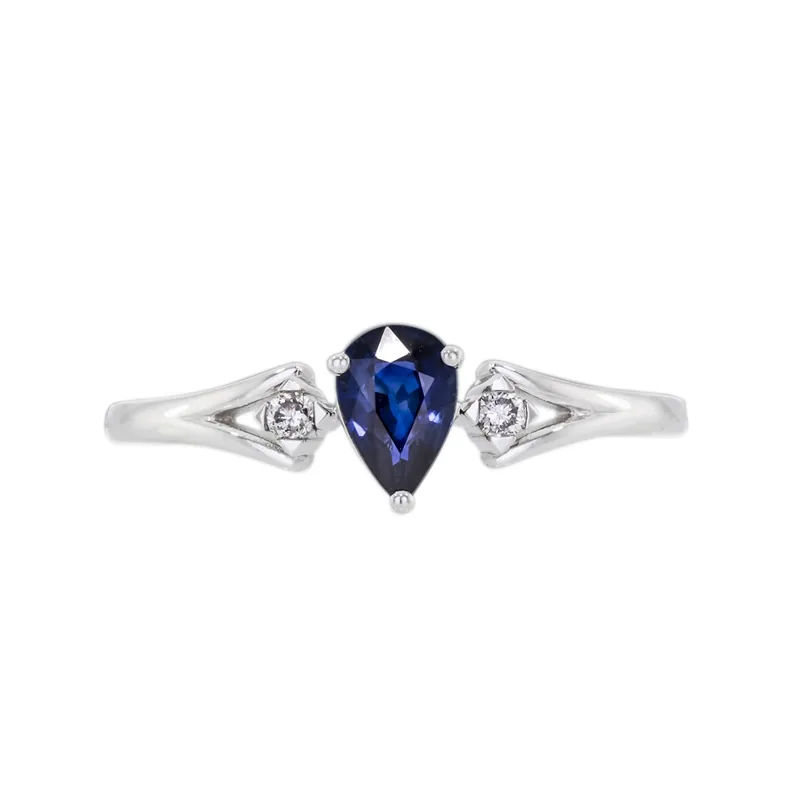 Anillo en oro blanco de 18 Kilates, con zafiro central de 0.50 Ct y decoración en diamantes de 0.05 Ct