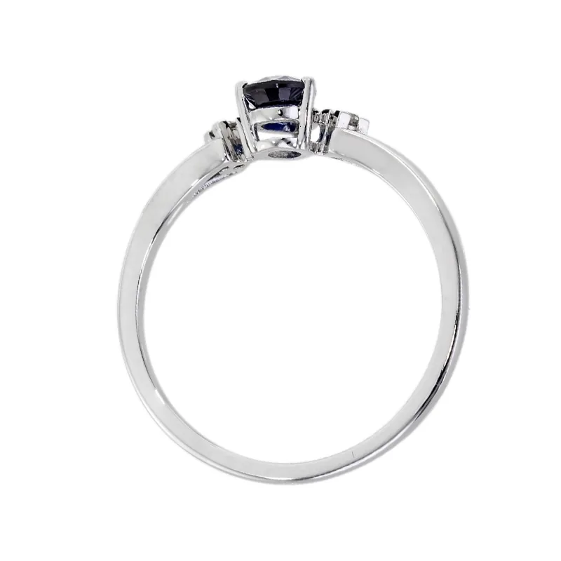 Anillo en oro blanco de 18 Kilates, con zafiro central de 0.50 Ct y decoración en diamantes de 0.05 Ct
