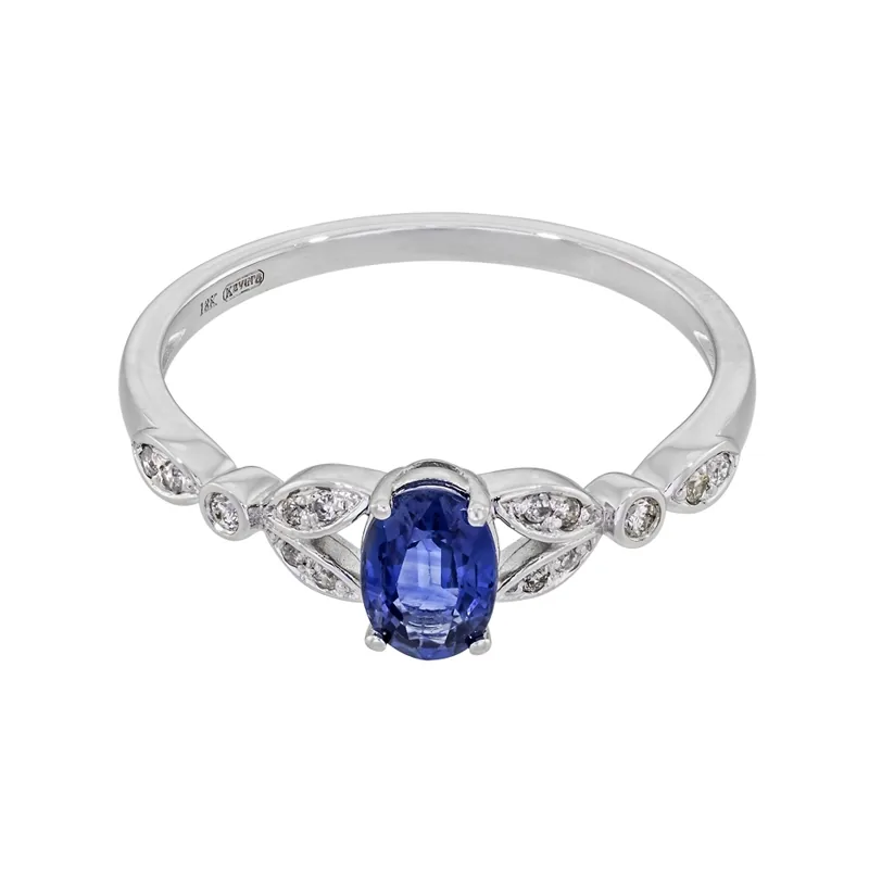 Anillo en oro blanco de 18 Kilates, con zafiro central de 0.50 Ct y decoración en diamantes de 0.07 Ct