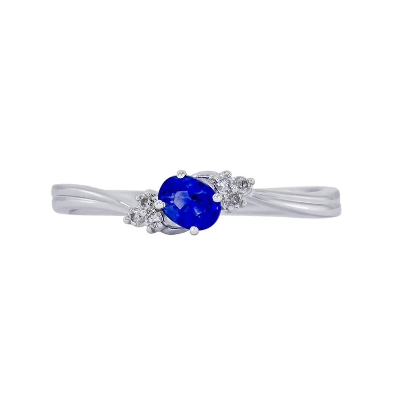 Anillo en oro blanco de 18 Kilates, con zafiro central de 0.22 Ct y decoración en diamantes de 0.03 Ct