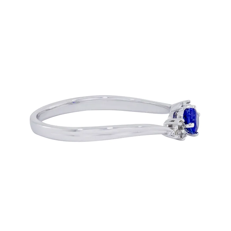 Anillo en oro blanco de 18 Kilates, con zafiro central de 0.22 Ct y decoración en diamantes de 0.03 Ct