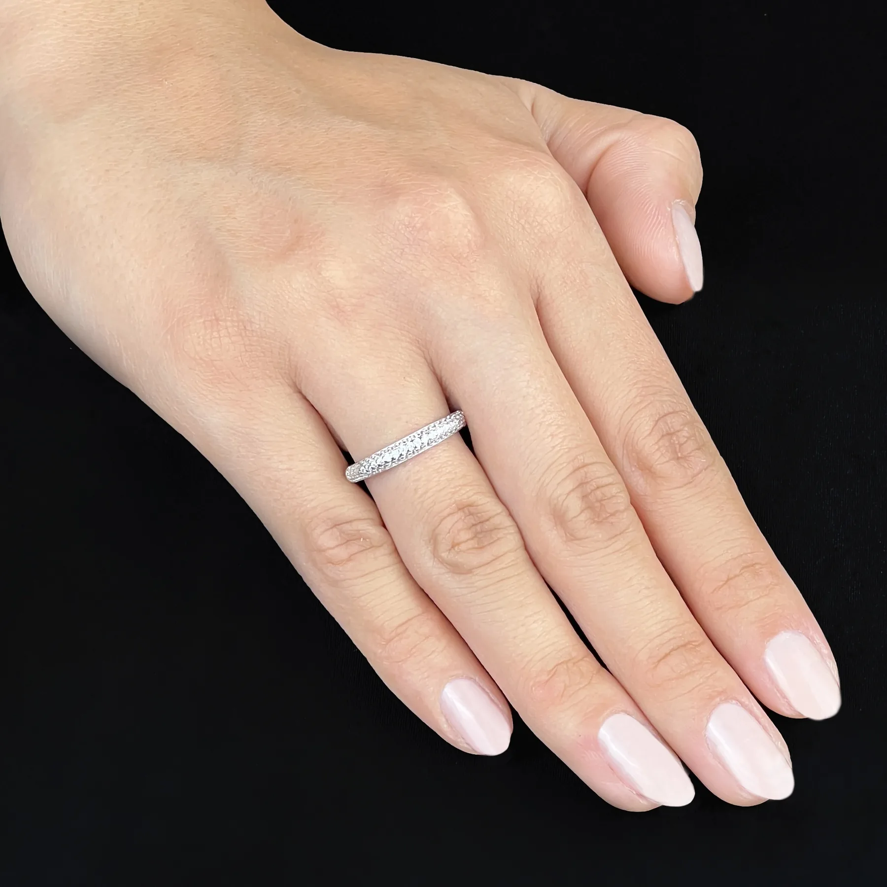 Anillo franjas, con cristales redondos, en plata ley 925, rodinado - Colección Sueños