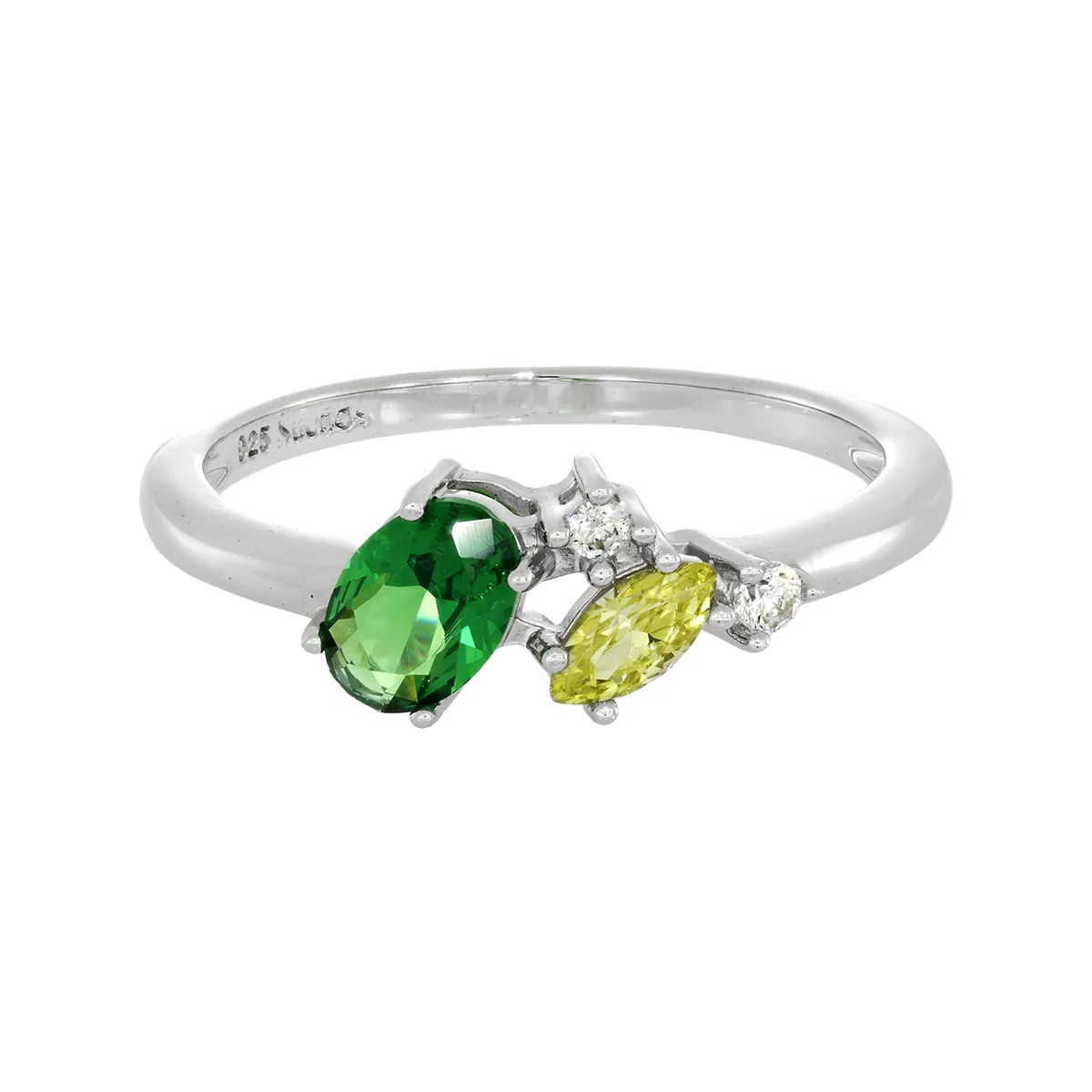 Anillo con zircon central óvalo y decoración en zircon, en plata ley 925, rodinado, liso - Colección Sueños