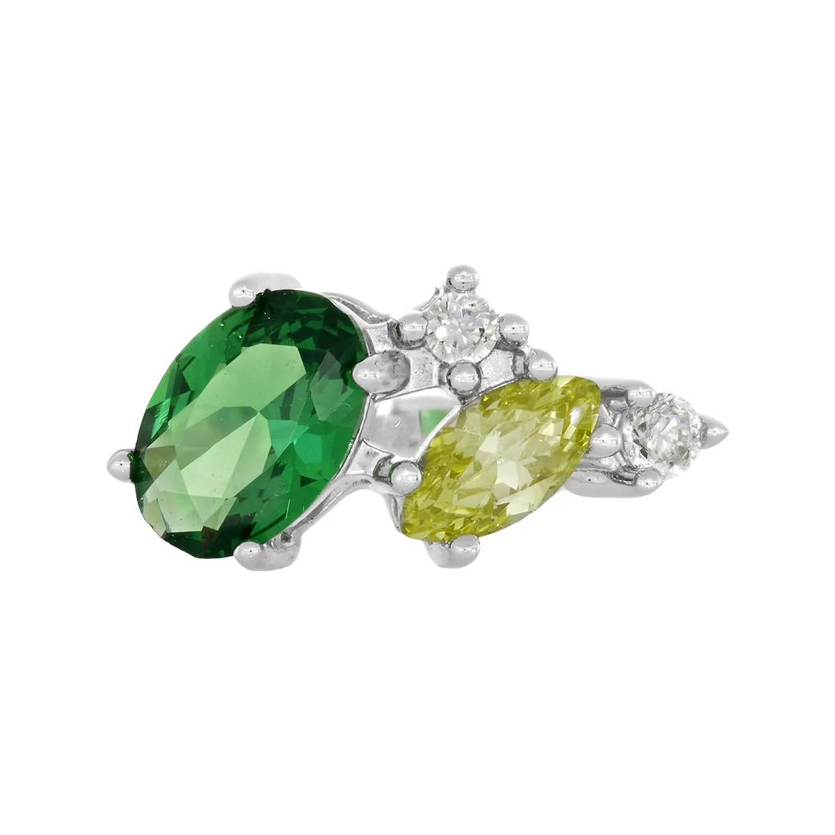 Anillo con zircon central óvalo y decoración en zircon, en plata ley 925, rodinado, liso - Colección Sueños