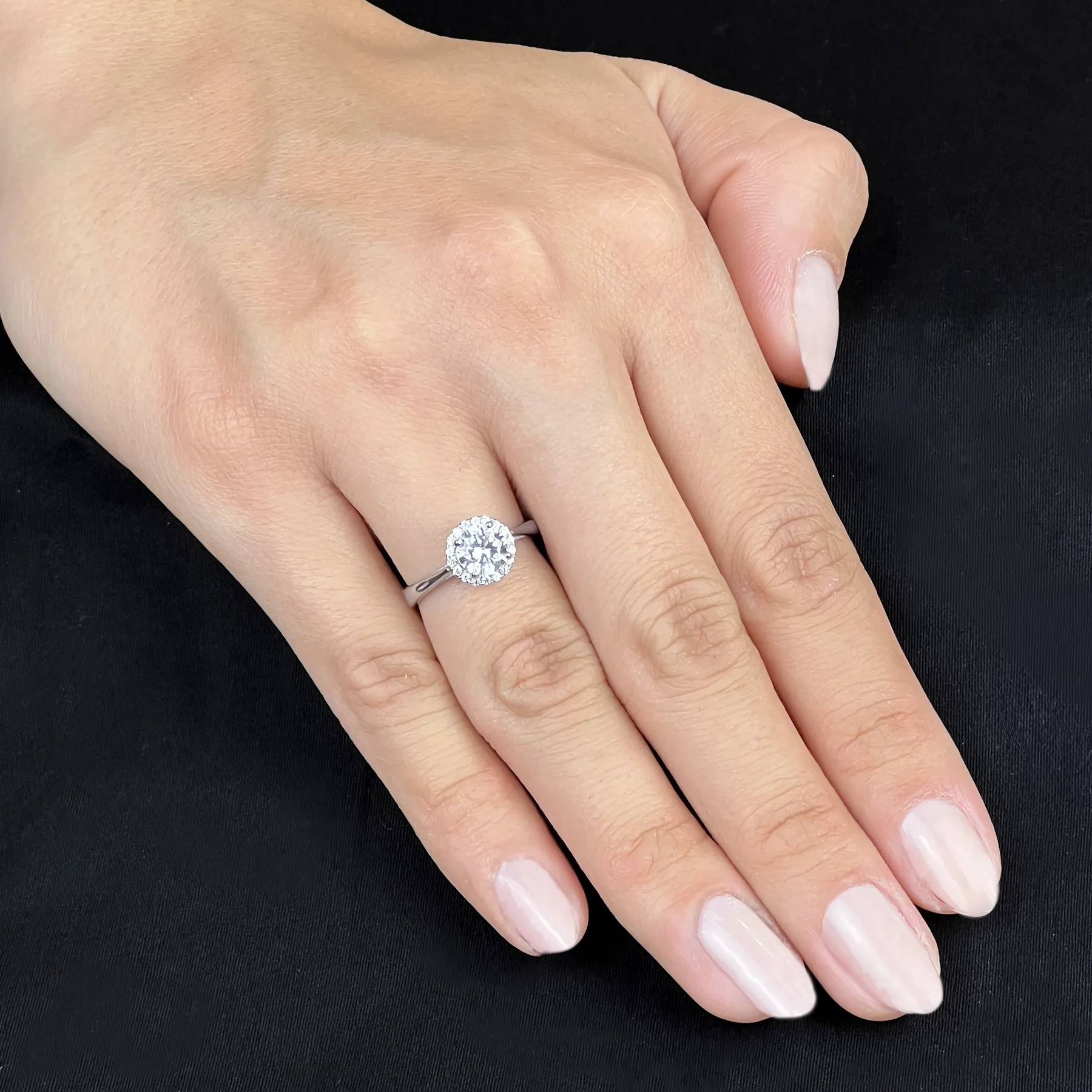 Anillo de halo redondo, con cristal central redondo y decoración en cristales, en plata ley 925, rodinado - Colección Sueños