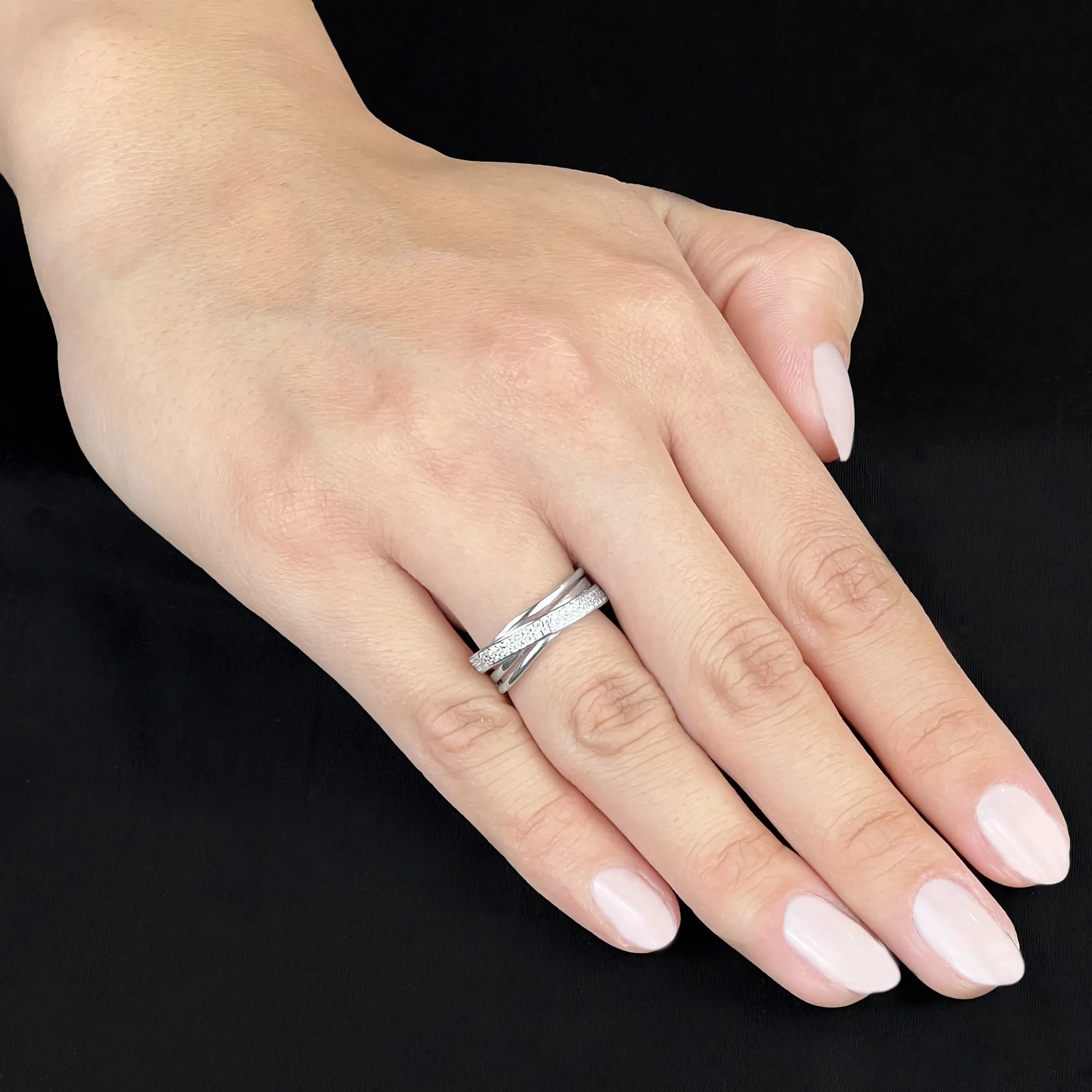 Anillo franjas, con cristales redondos, en plata ley 925, rodinado - Colección Sueños