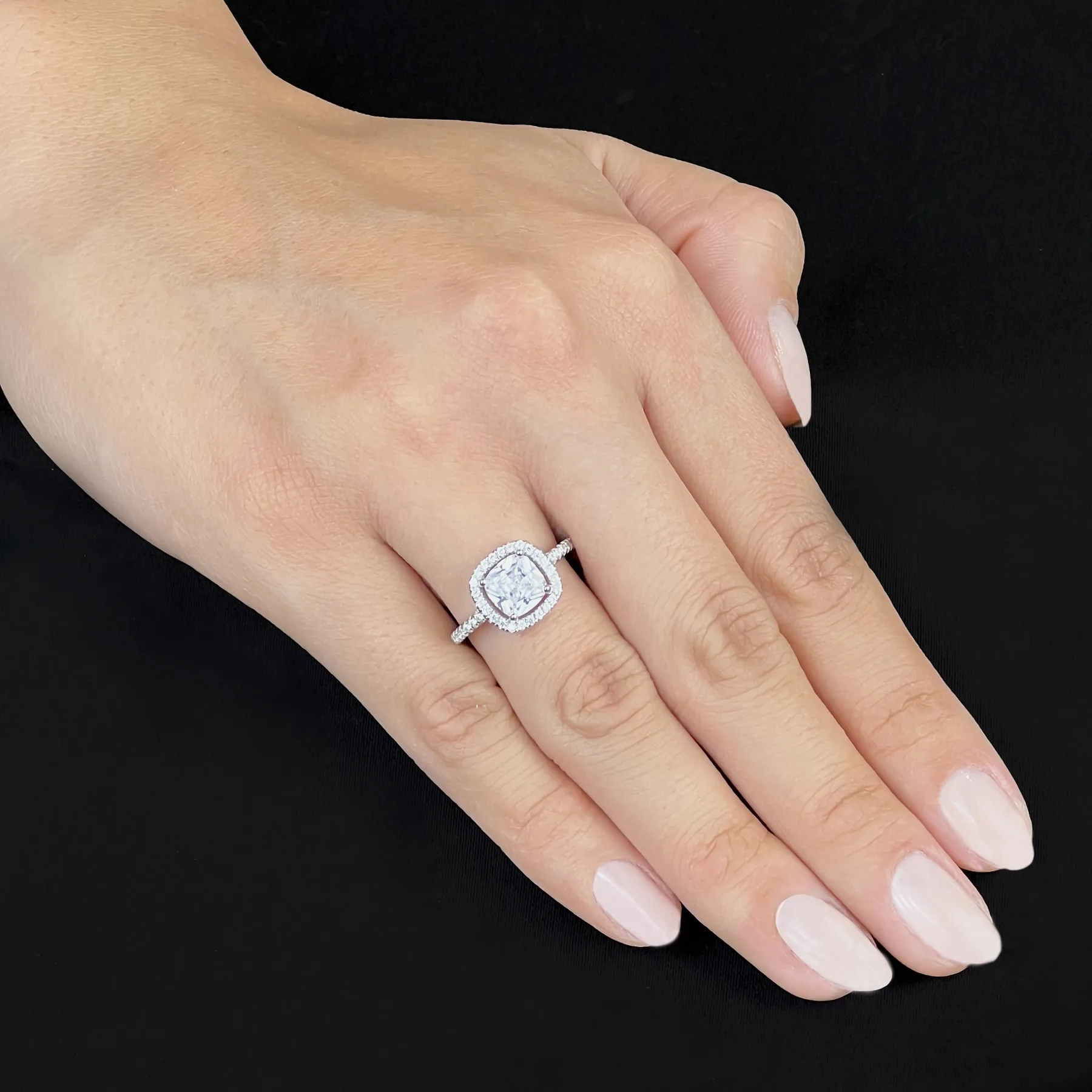 Anillo de halo cuadrado, con cristal central cuadrado y decoración en cristales, en plata ley 925, rodinado - Colección Sueños