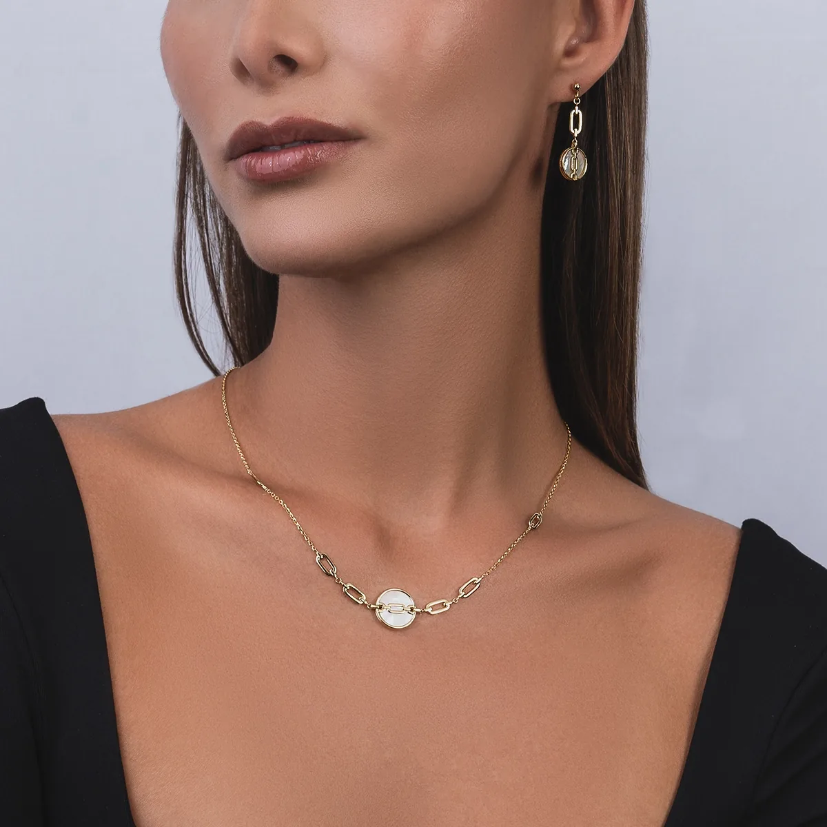 Aretes en oro amarillo de 18 Kilates, Figuras geométricas, con 2 nacar centrales