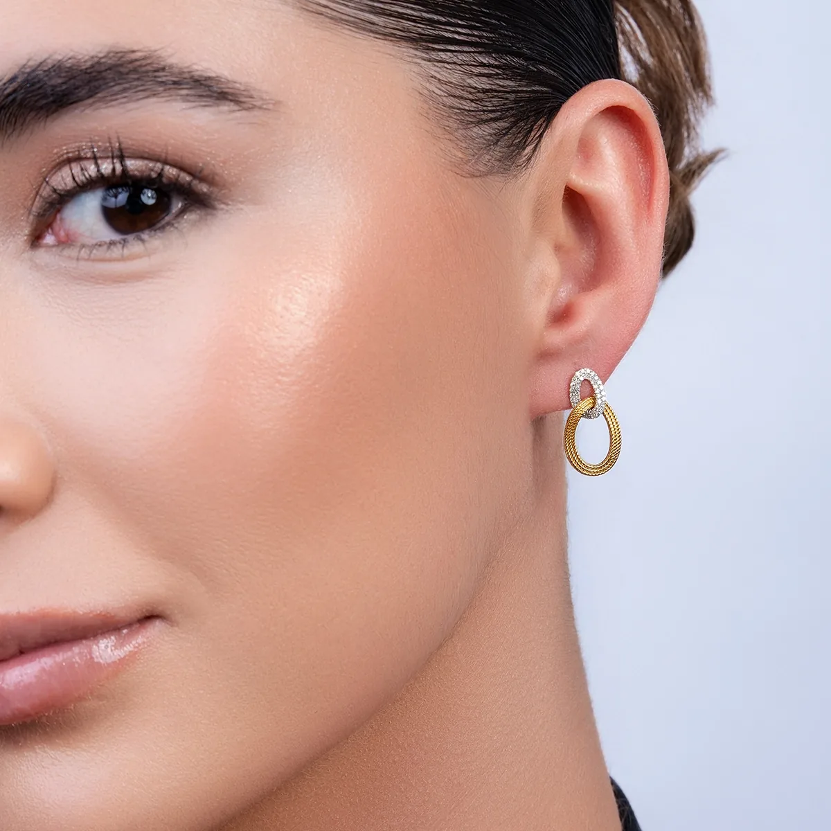 Aretes en oro amarillo de 18 Kilates con visos, Figuras geométricas, con diamantes de 0.24 Ct
