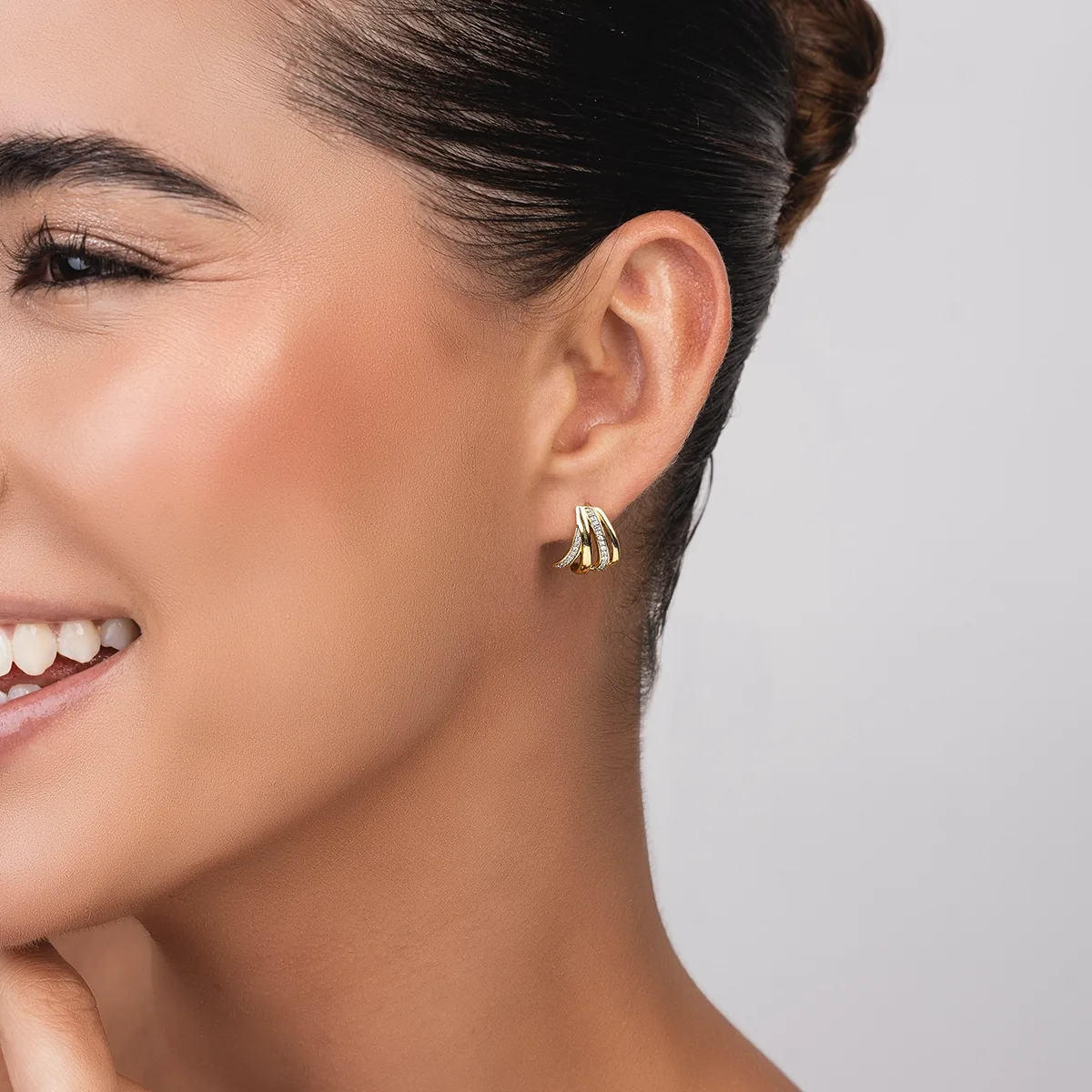 Aretes franjas, con diamantes con un peso total de 0.10Ct, oro 2 tonos rodinado, liso