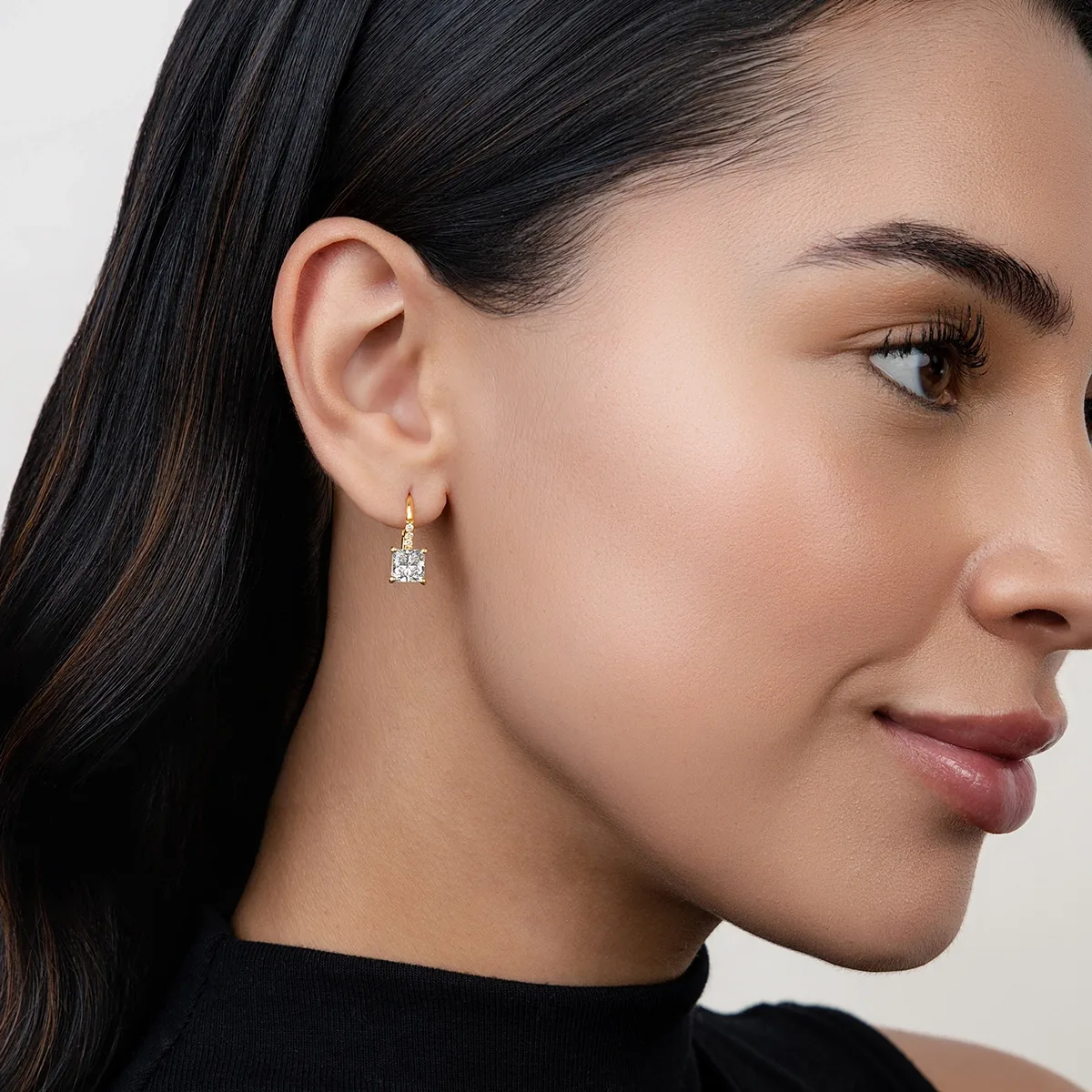 Aretes en oro amarillo de 18 Kilates, Uñas+decoración, con 2 diamante de laboratorio centrales de 2.40 Ct y decoración en diamante de laboratorio de 0.06 Ct
