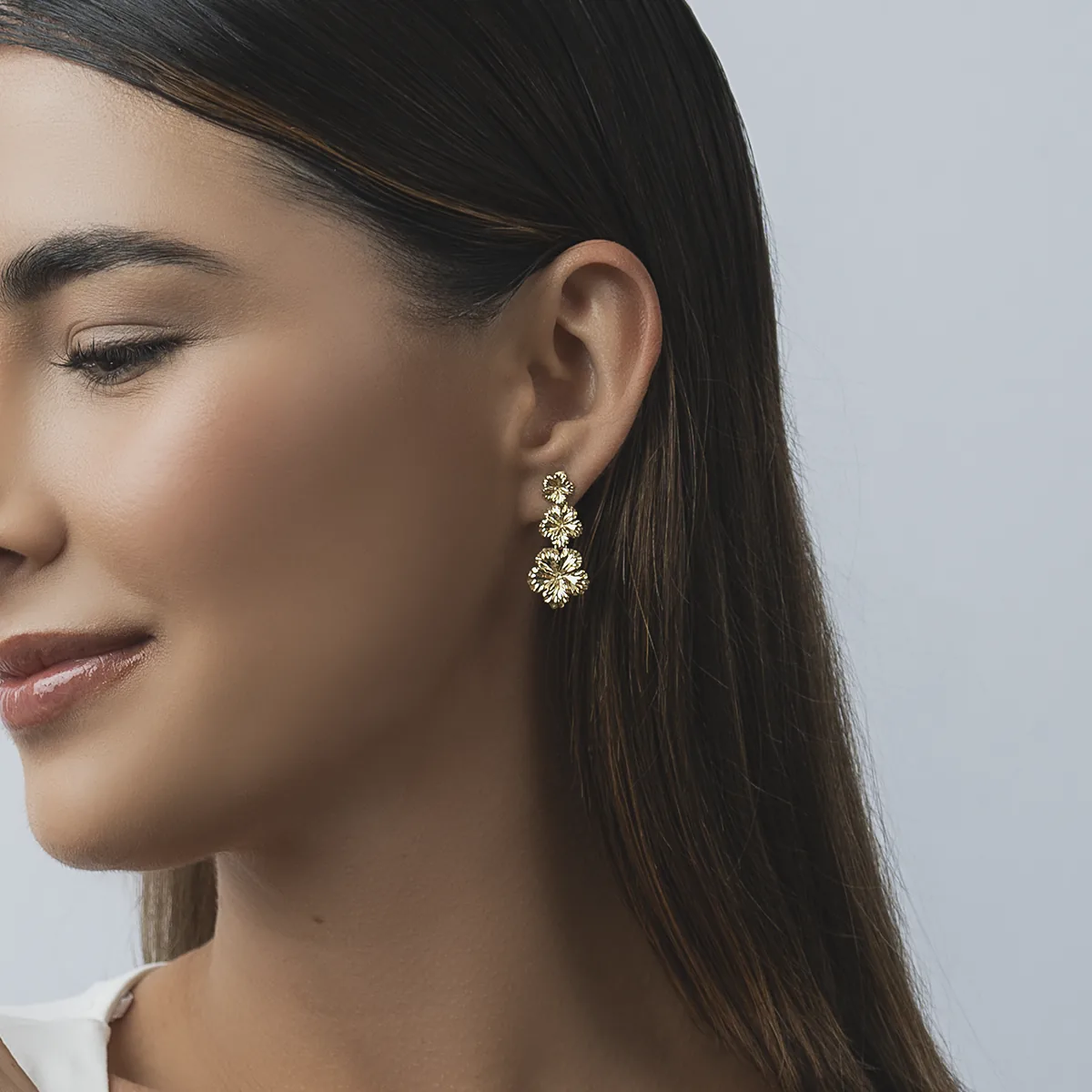 Aretes en oro amarillo de 18 Kilates con visos, Flores