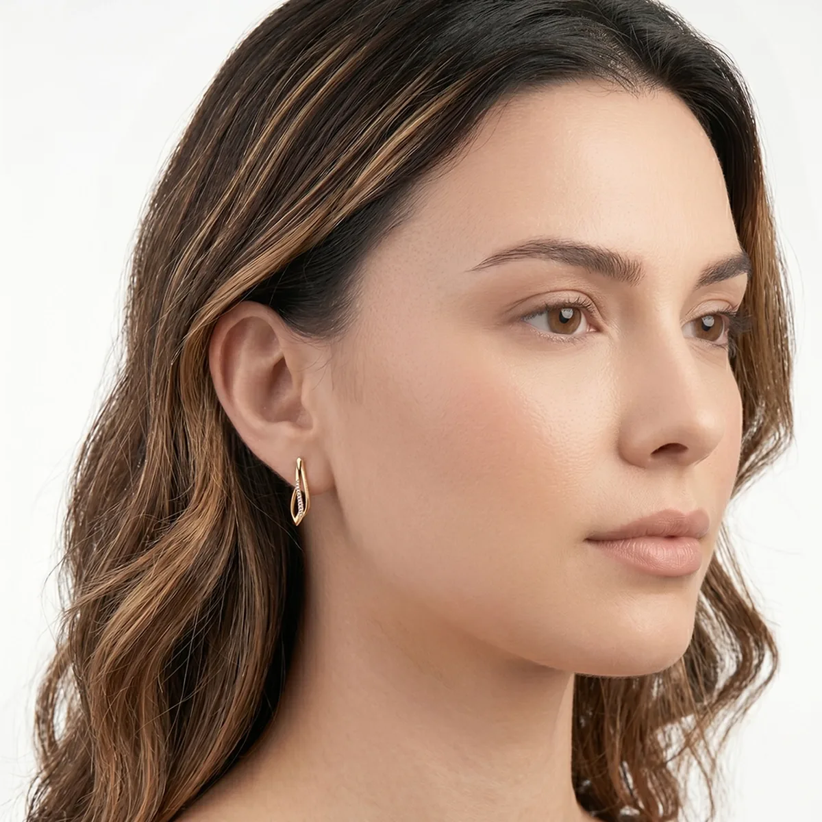 Aretes franjas, con diamantes con un peso total de 0.08Ct, oro tono amarillo 18k, liso