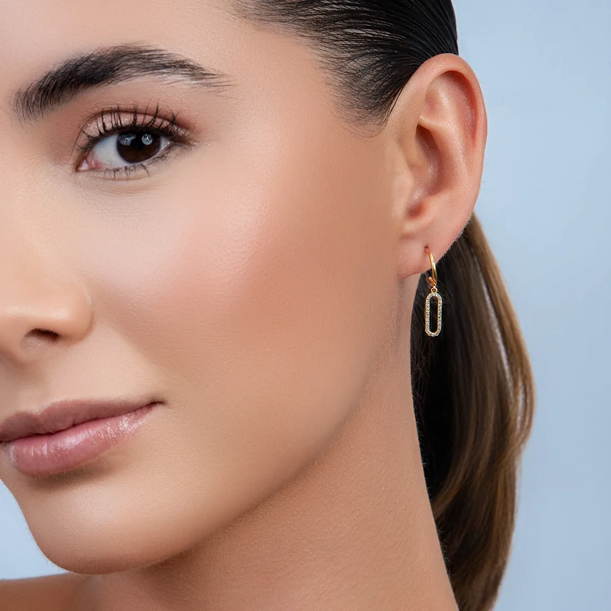 Aretes en oro amarillo de 18 Kilates, Figuras geométricas, con diamantes de 0.15 Ct