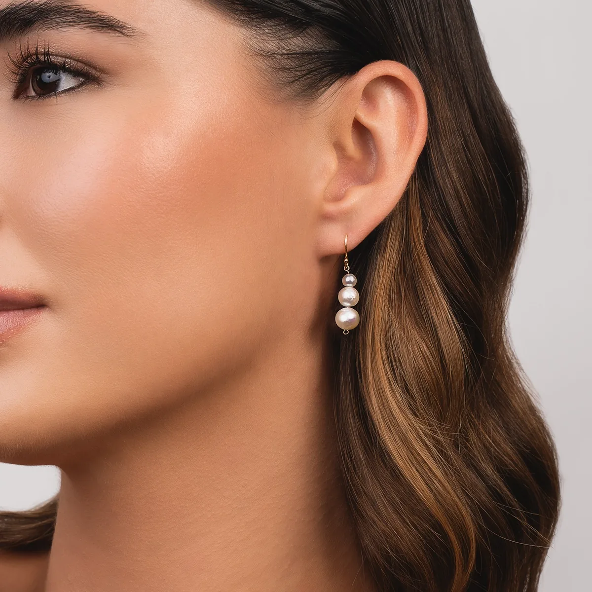 Aretes en oro amarillo de 18 Kilates, Tiras, con perlas centrales de 4 mm de ancho aprox