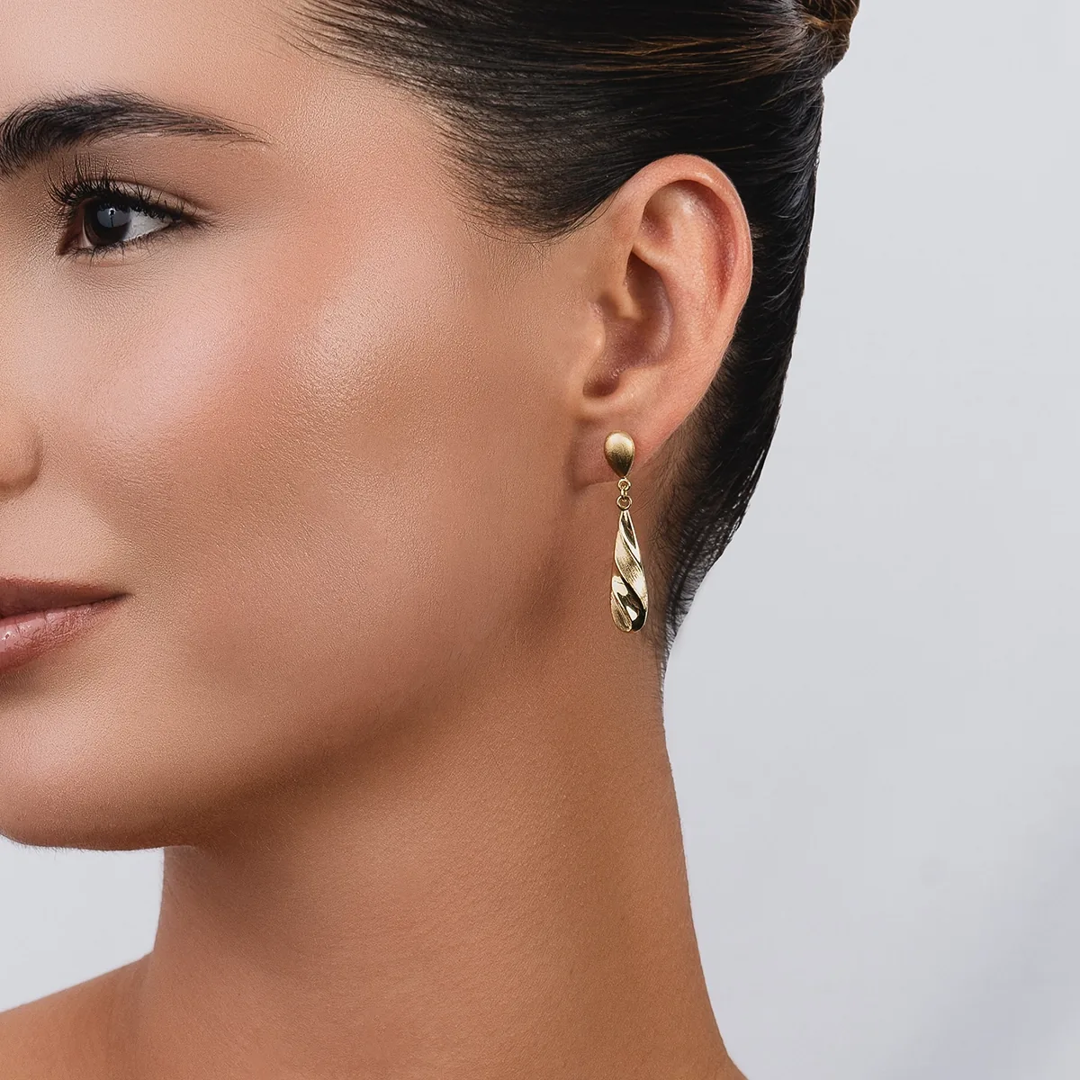 Aretes en oro amarillo de 18 Kilates satinado, Lágrima