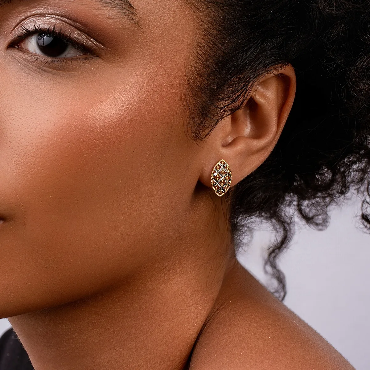 Aretes en oro amarillo de 18 Kilates con visos, Hoja