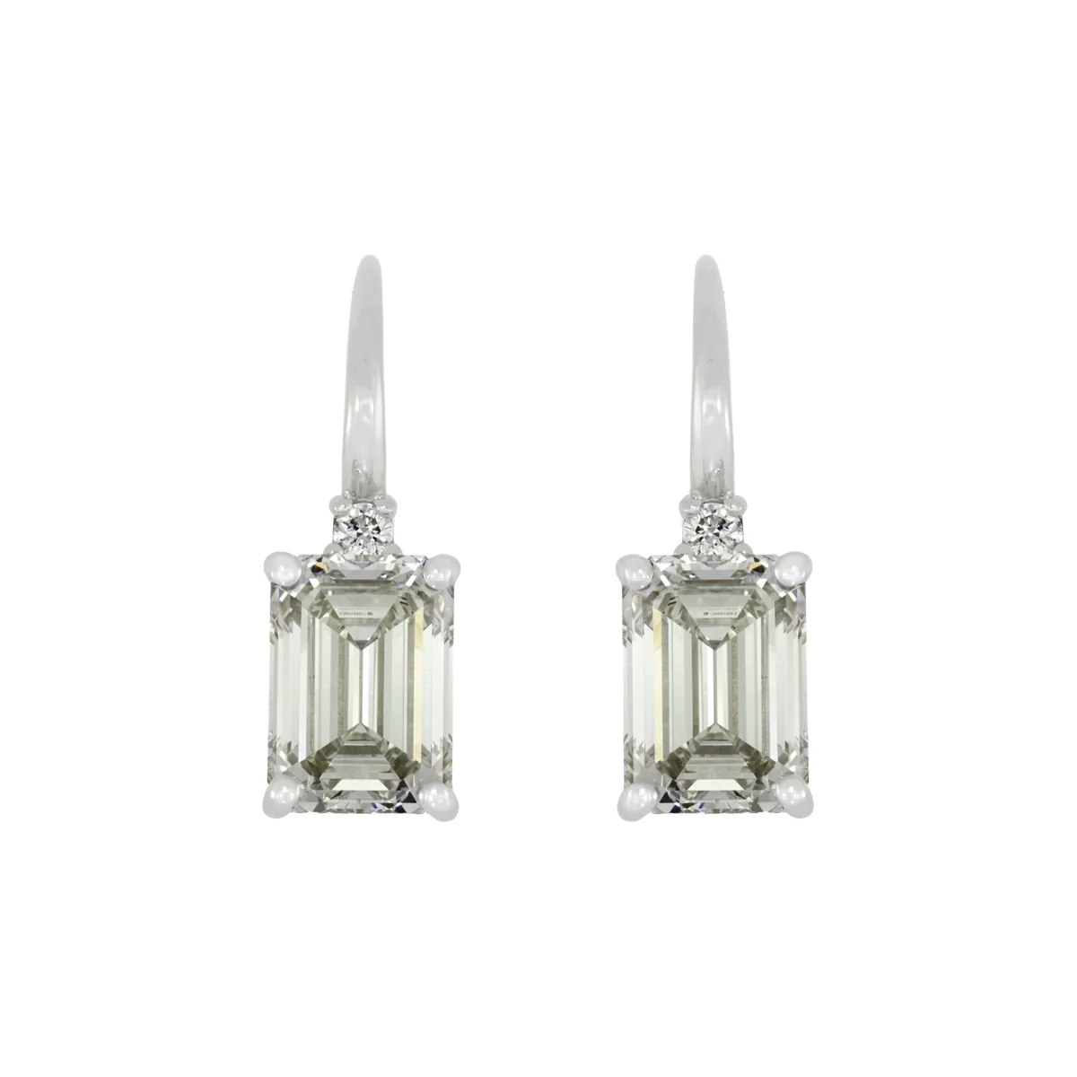 Aretes en oro blanco de 18 Kilates, Uñas+decoración, con 2 diamante de laboratorio centrales de 4.00 Ct y decoración en diamante de laboratorio de 0.06 Ct