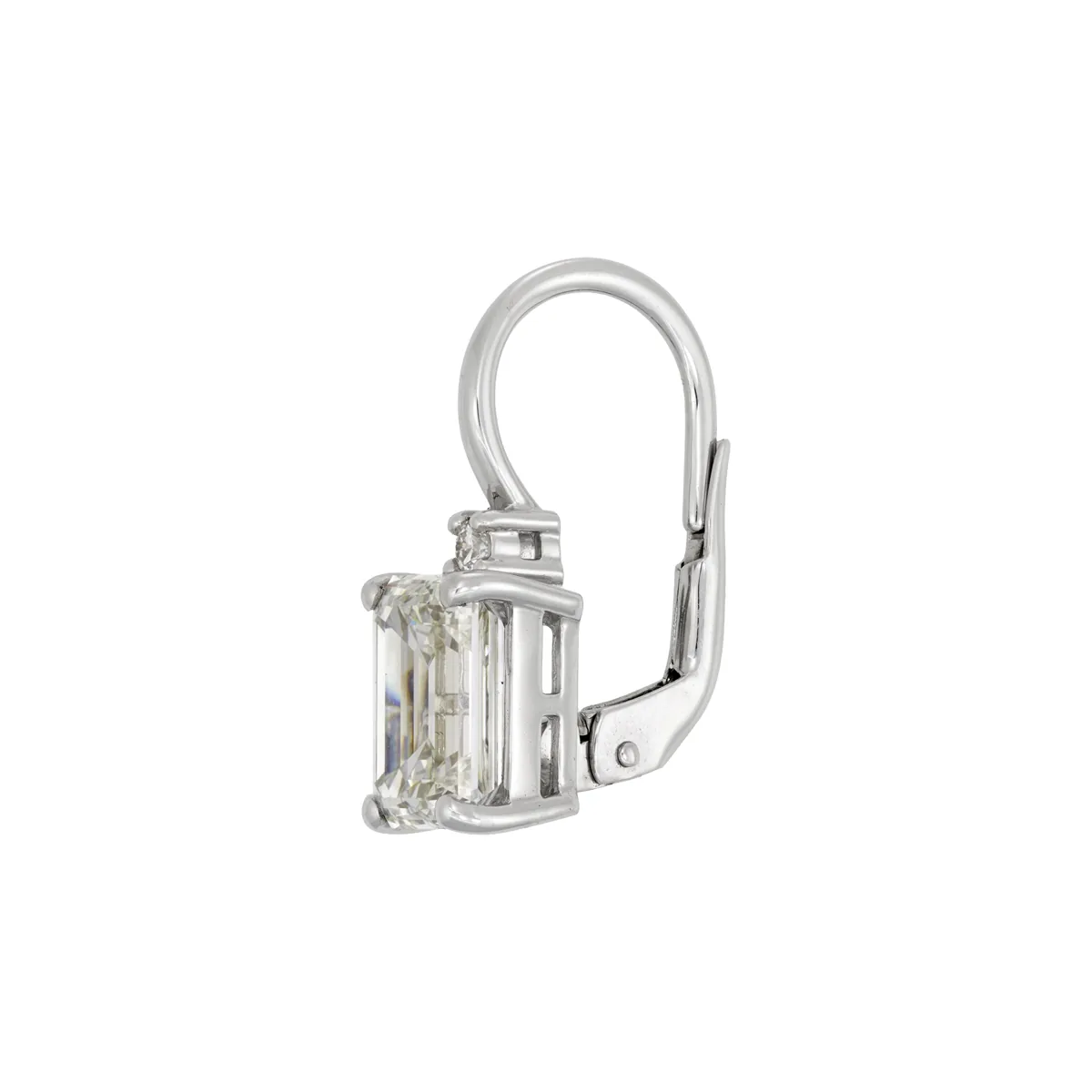 Aretes en oro blanco de 18 Kilates, Uñas+decoración, con 2 diamante de laboratorio centrales de 4.00 Ct y decoración en diamante de laboratorio de 0.06 Ct