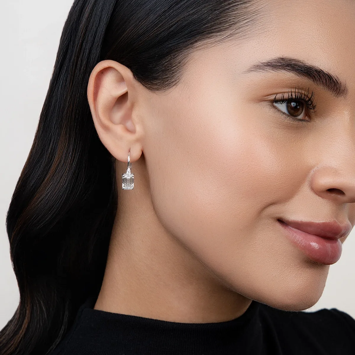 Aretes en oro blanco de 18 Kilates, Uñas+decoración, con 2 diamante de laboratorio centrales de 4.00 Ct y decoración en diamante de laboratorio de 0.06 Ct