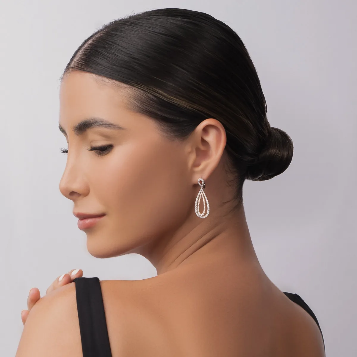 Aretes en 2 oros de 18 Kilates, Lágrima, con diamantes de 1.55 Ct