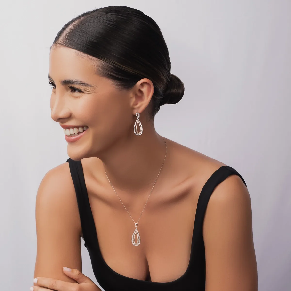 Aretes en 2 oros de 18 Kilates, Lágrima, con diamantes de 1.55 Ct