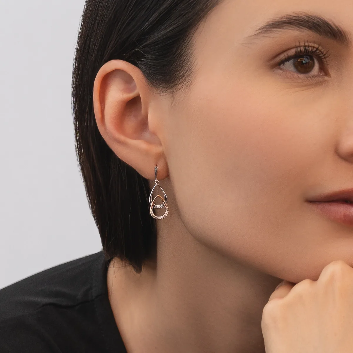 Aretes en plata Ley 925, Lágrima, con cristales, de la coleccion Sueños