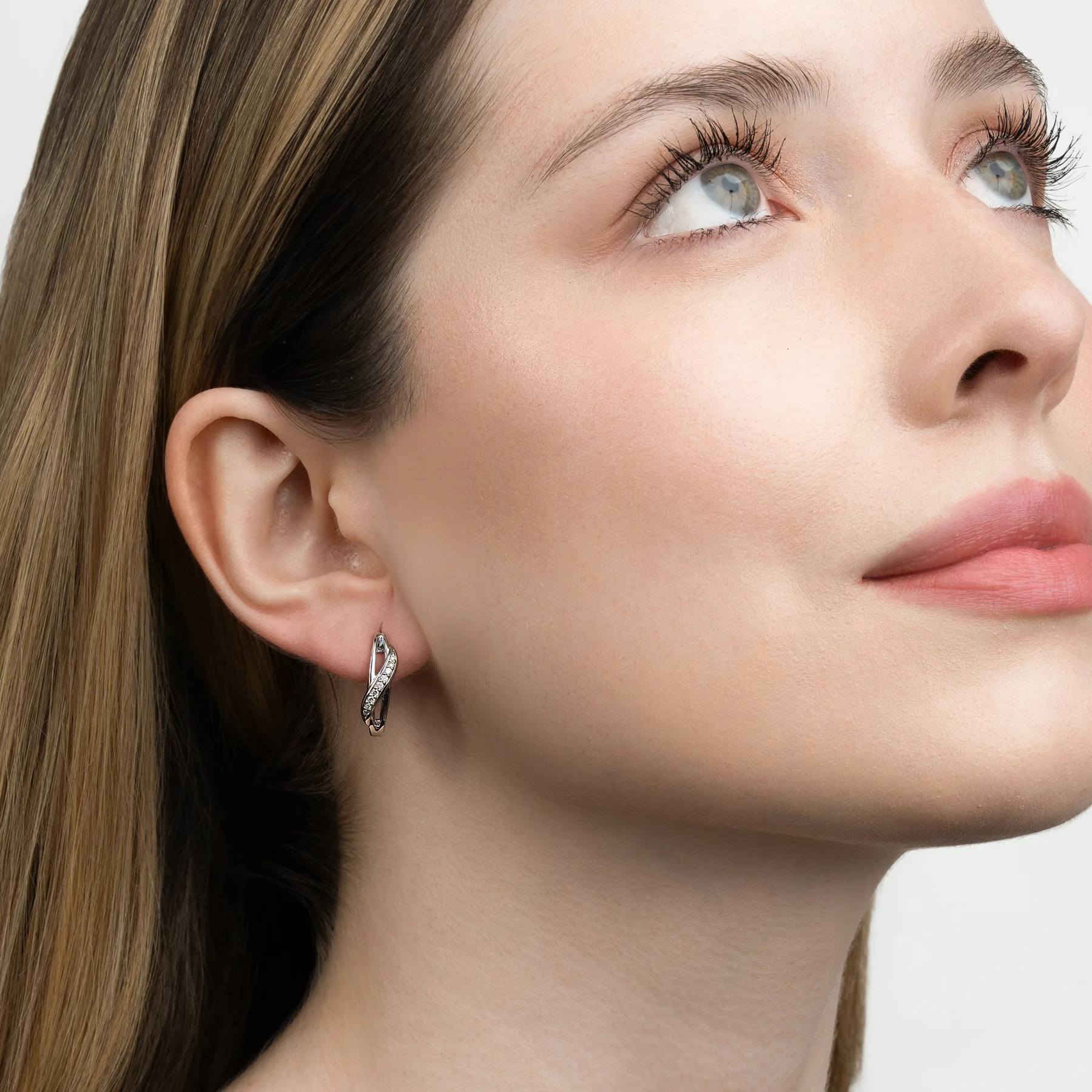 Aretes franjas, con diamante de laboratorio con un peso total de 0.15Ct, en plata ley 925, rodinado - Colección Sueños