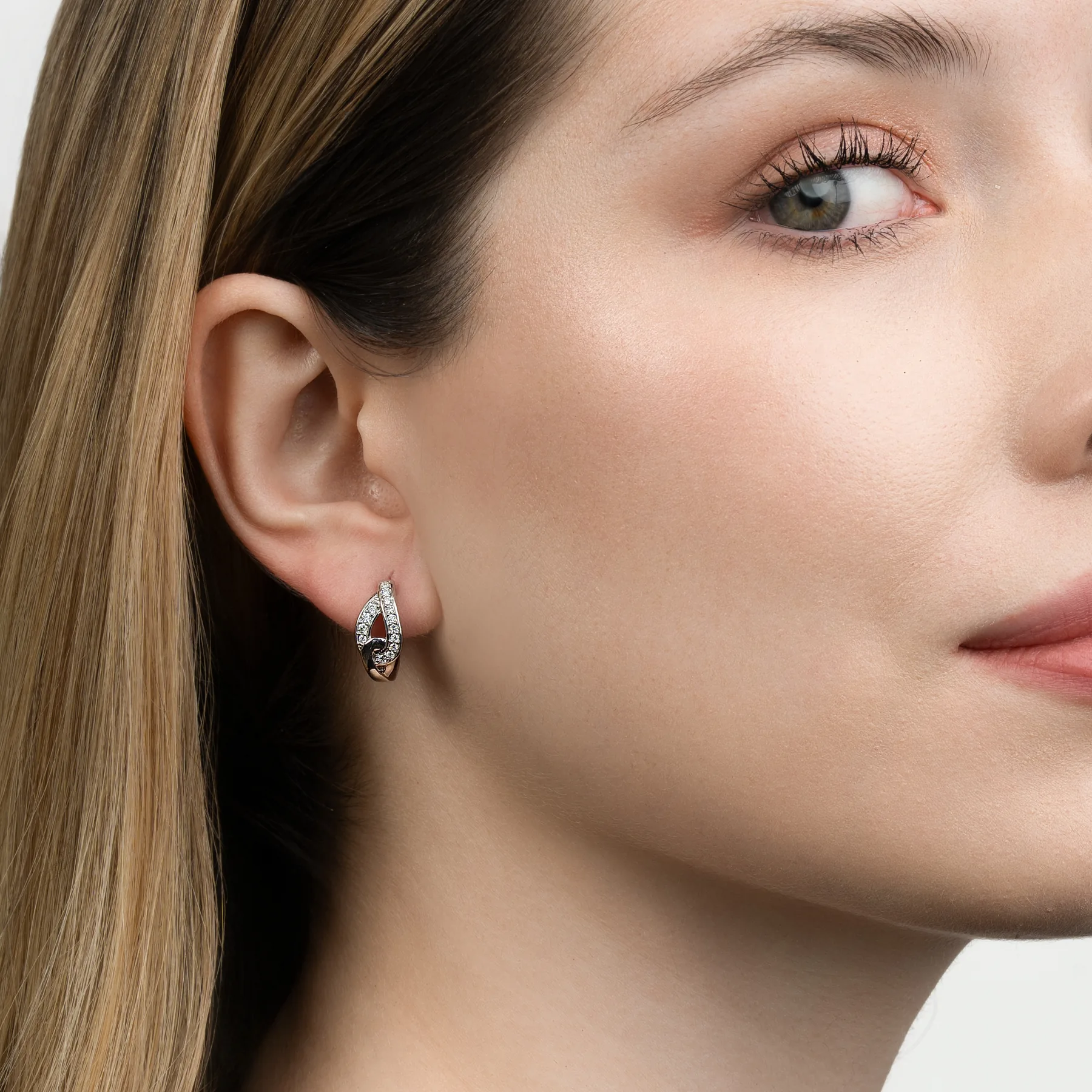Aretes onda, con diamante de laboratorio con un peso total de 0.30Ct, en plata ley 925, rodinado - Colección Sueños