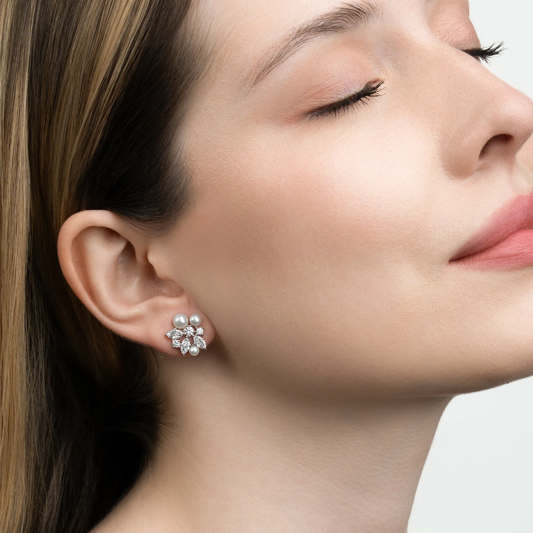 Aretes hoja, con perlas con un peso total de 1.70Ct, en plata ley 925, rodinado, liso - Colección Sueños