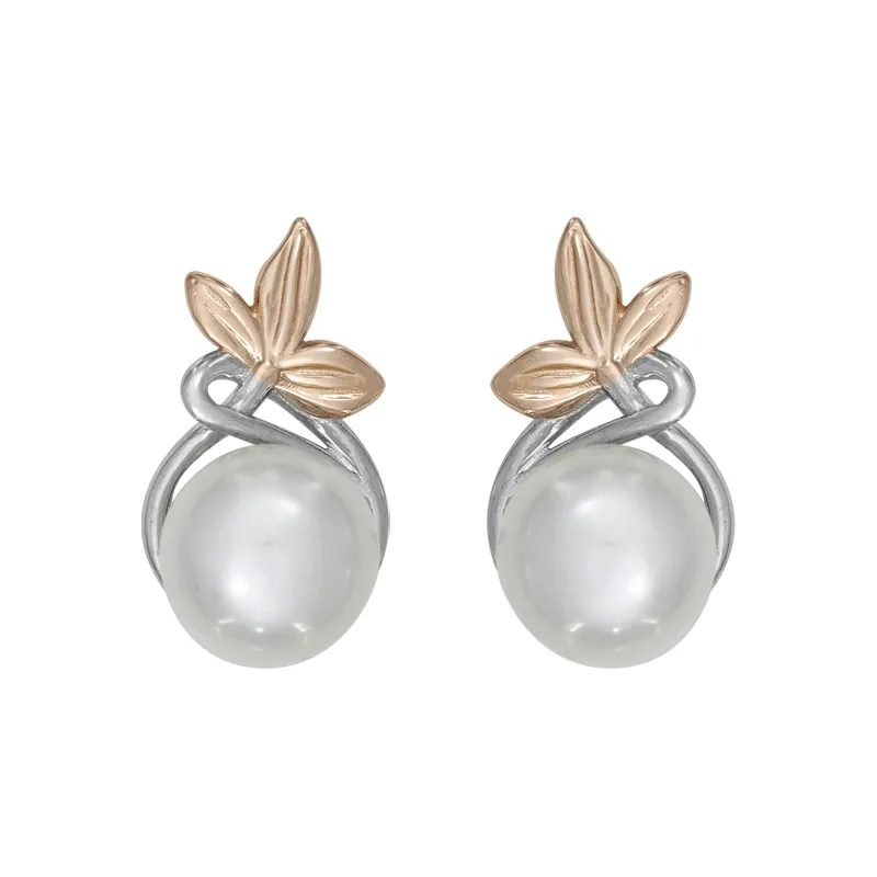 Aretes en plata Ley 925, Onda, con perla sintética central, de la coleccion Sueños
