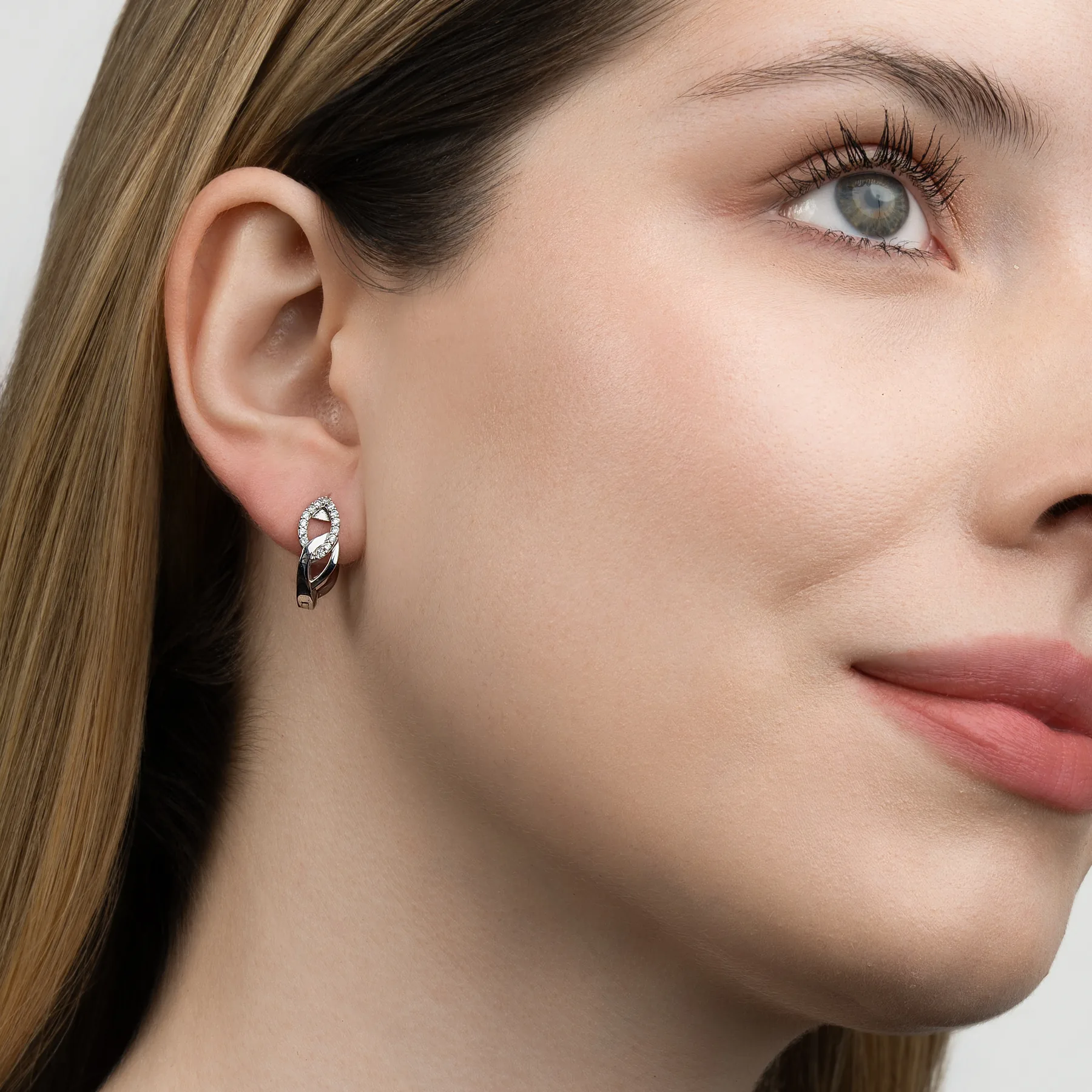 Aretes hoja, con diamante de laboratorio con un peso total de 0.25Ct, en plata ley 925, rodinado - Colección Sueños