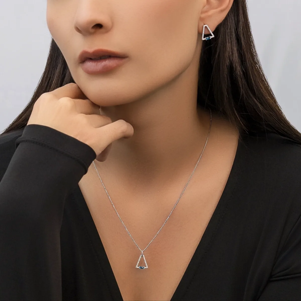 Aretes en plata Ley 925, Figuras geométricas, con zircón col central y decoración en zircones