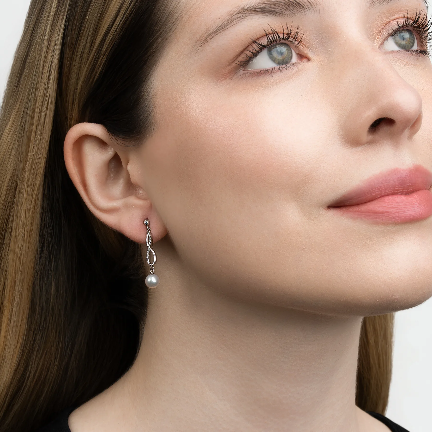 Aretes franjas, con perlas central y decoración en diamantes de laboratorio, en plata ley 925, rodinado, liso - Colección Sueños