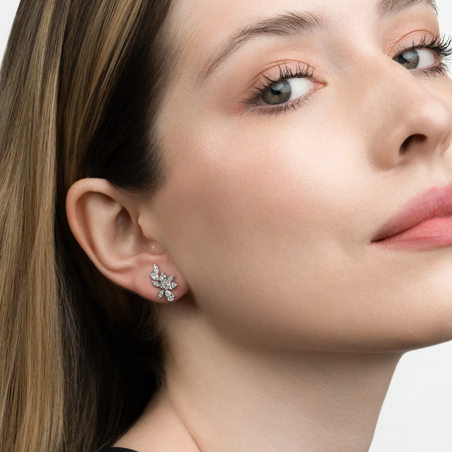Aretes hoja, con diamante de laboratorio con un peso total de 1.05Ct, en plata ley 925, rodinado, liso - Colección Sueños