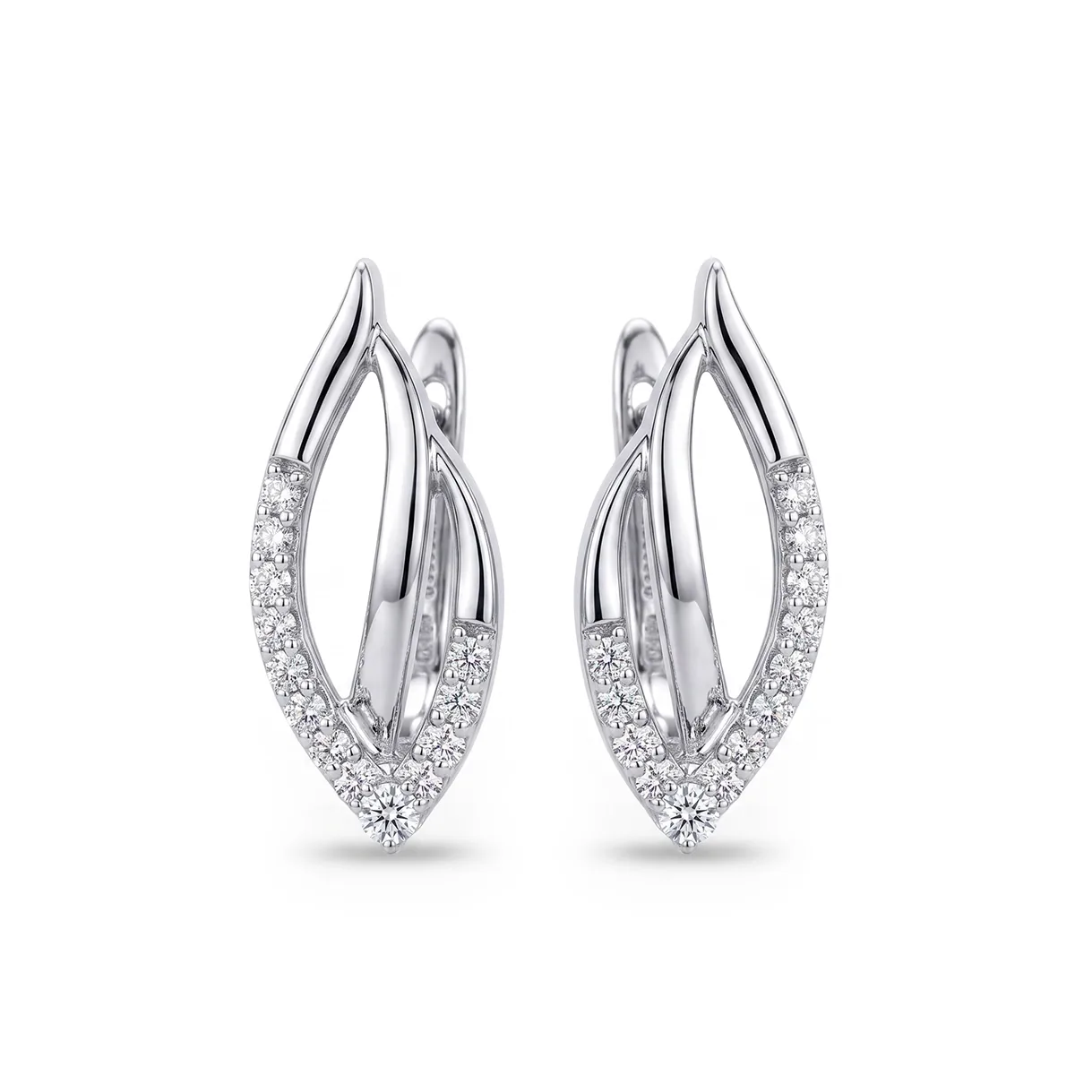 Aretes hoja, con diamante de laboratorio con un peso total de 0.25Ct, en plata ley 925, rodinado, liso - Colección Sueños