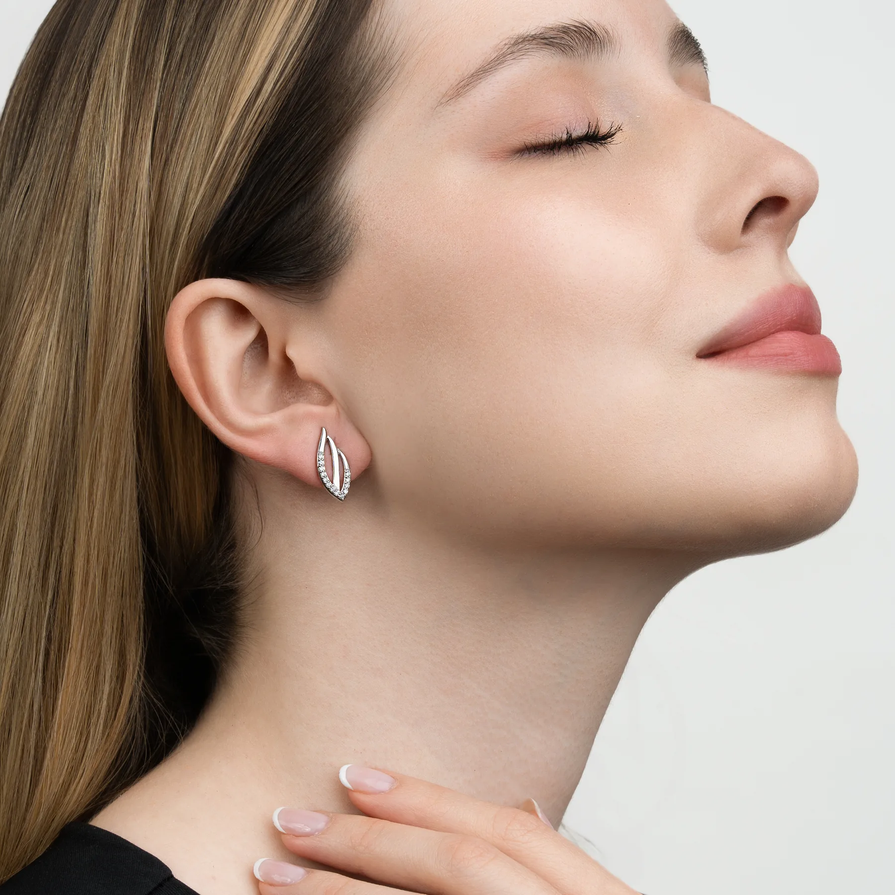 Aretes hoja, con diamante de laboratorio con un peso total de 0.25Ct, en plata ley 925, rodinado, liso - Colección Sueños