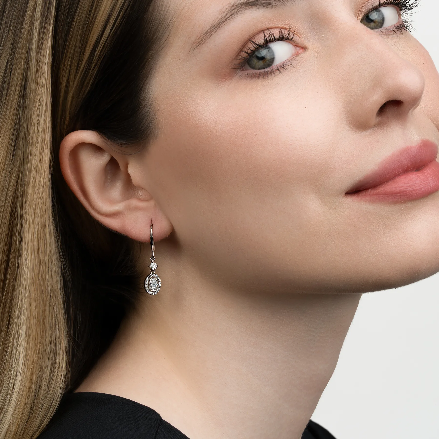 Aretes con diamante de laboratorio con un peso total de 1.20Ct, en plata ley 925, rodinado - Colección Sueños