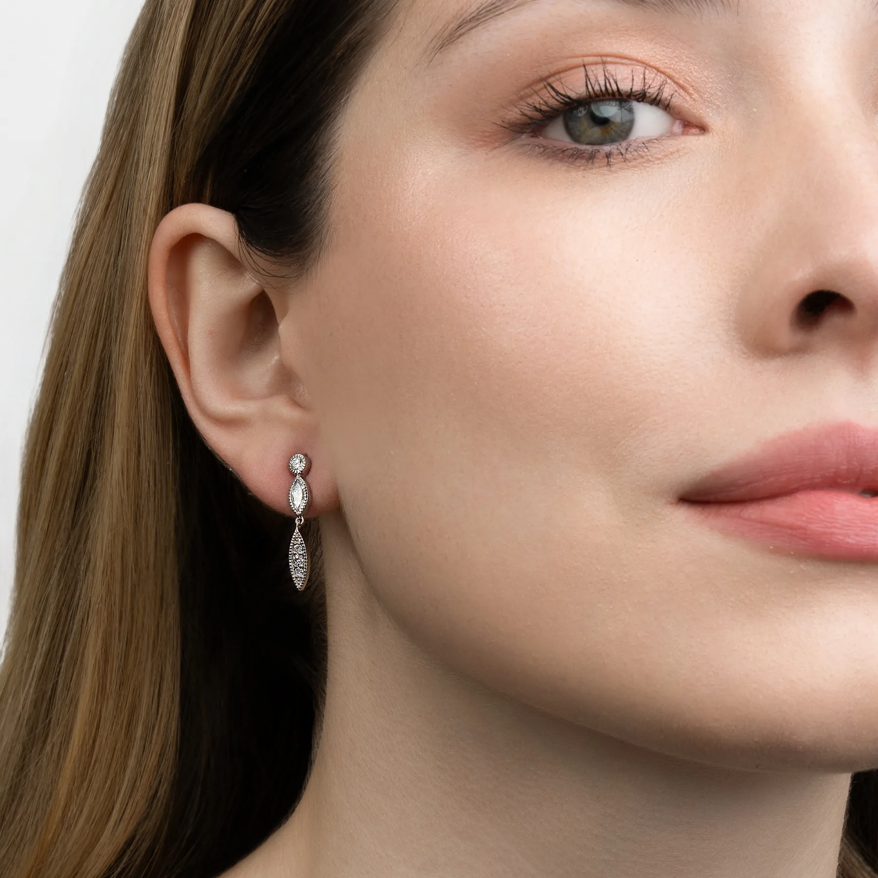 Aretes hoja, con diamante de laboratorio central marquiz y decoración en diamantes de laboratorio, en plata ley 925, rodinado, liso - Colección Sueños