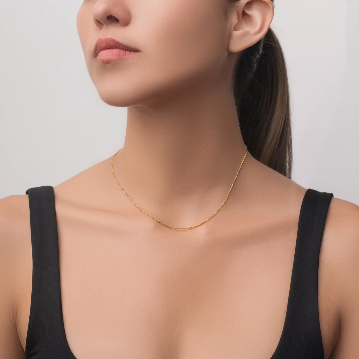 Cadena en oro amarillo de 18 Kilates con visos, Espiga, 40 cm. de largo, 0.70 mm. de ancho