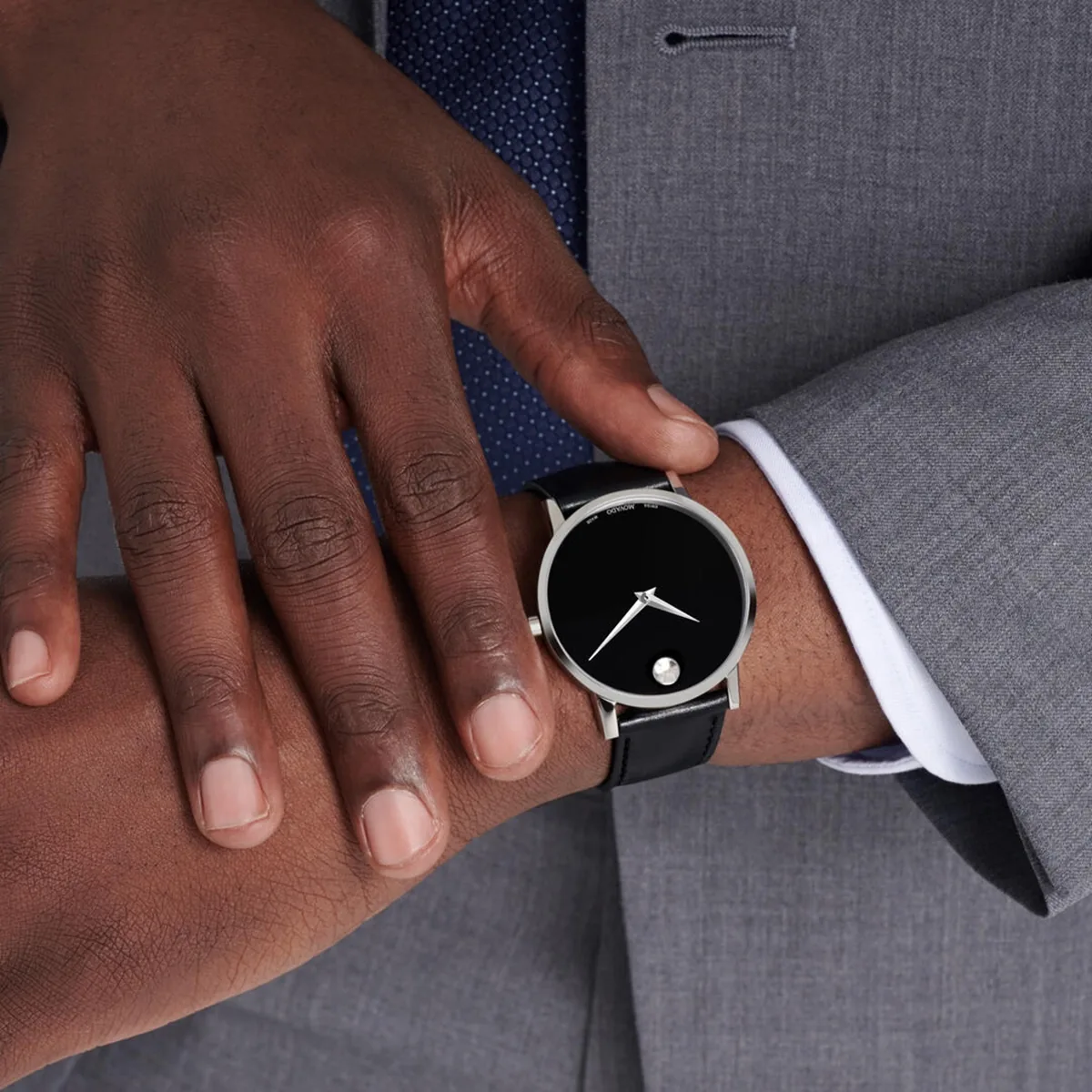 Reloj Movado análogo, para Hombre, tablero redondo colores negro y plateado, estilo sin números, pulso cuero color negro