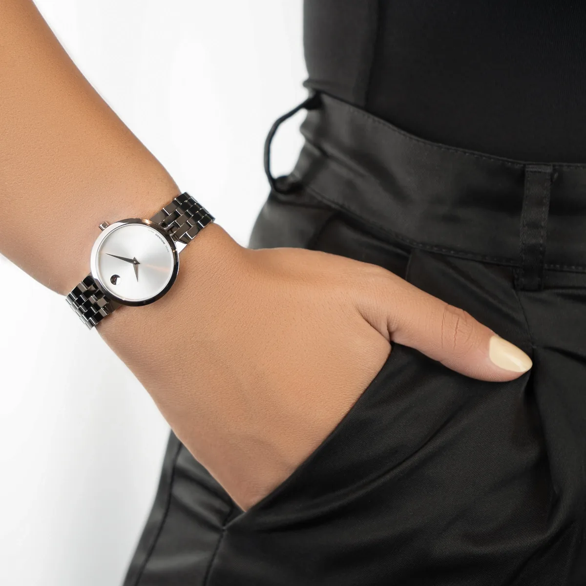 Reloj Movado análogo, para Dama, tablero redondo color plateado, estilo sin números, pulso acero color plateado
