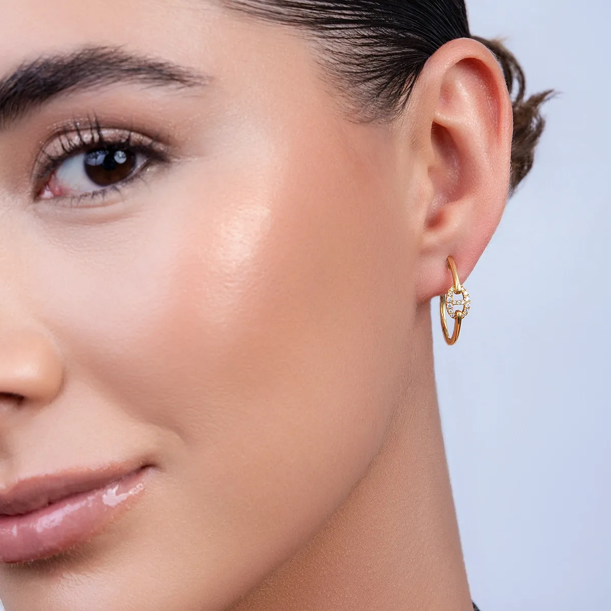 Candongas en oro amarillo de 18 Kilates, Plana, con diamantes de 0.19 Ct, 1 mm. de ancho