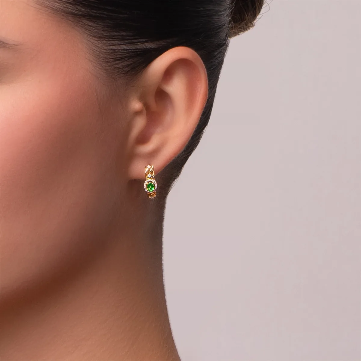 Candongas en oro amarillo de 18 Kilates, Franjas, con 2 granates centrales y decoración en diamantes de 0.22 Ct, 1.50 mm. de ancho