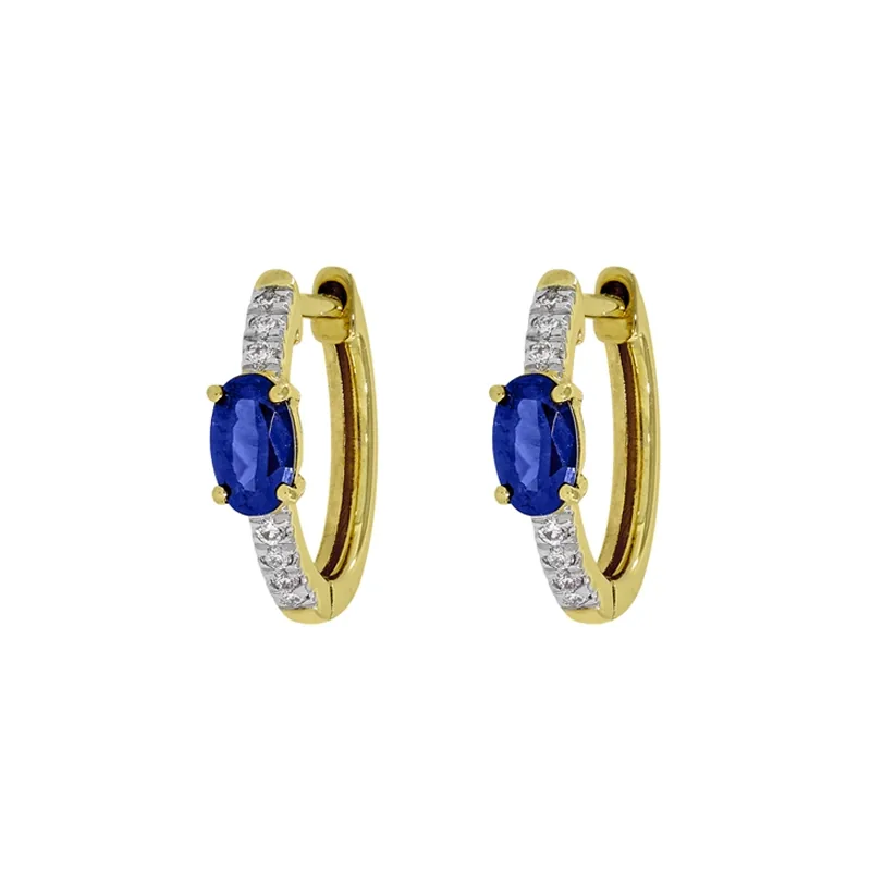 Candongas en oro amarillo de 18 Kilates, Plana, con 2 zafiros centrales de 0.60 Ct y decoración en diamantes de 0.06 Ct, 1.5 mm. de ancho
