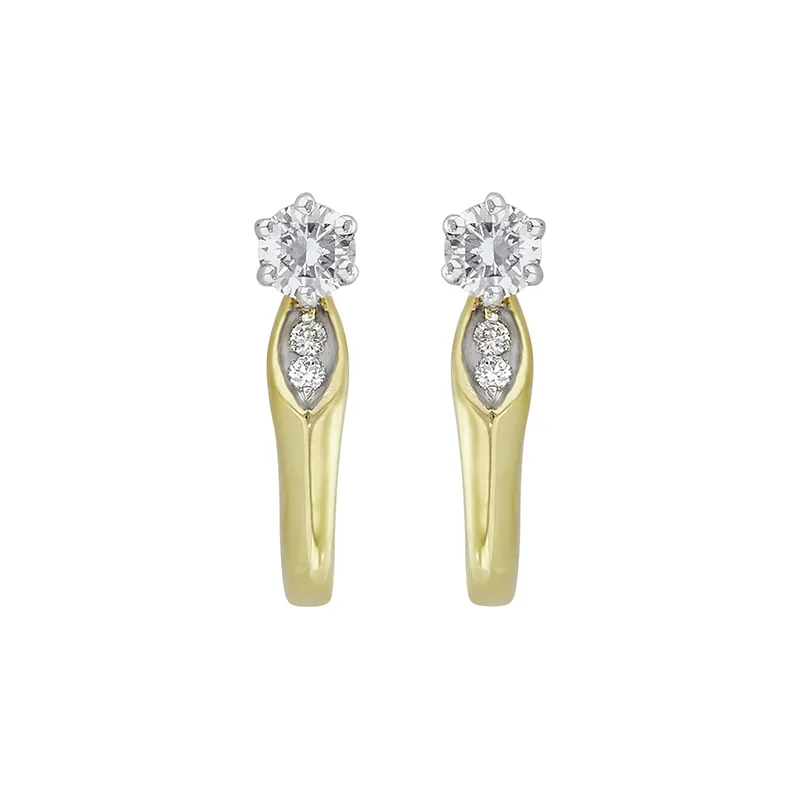 Candongas en oro amarillo de 18 Kilates, Plana, con 2 diamantes centrales de 0.16 Ct y decoración en diamantes de 0.01 Ct, 1.50 mm. de ancho