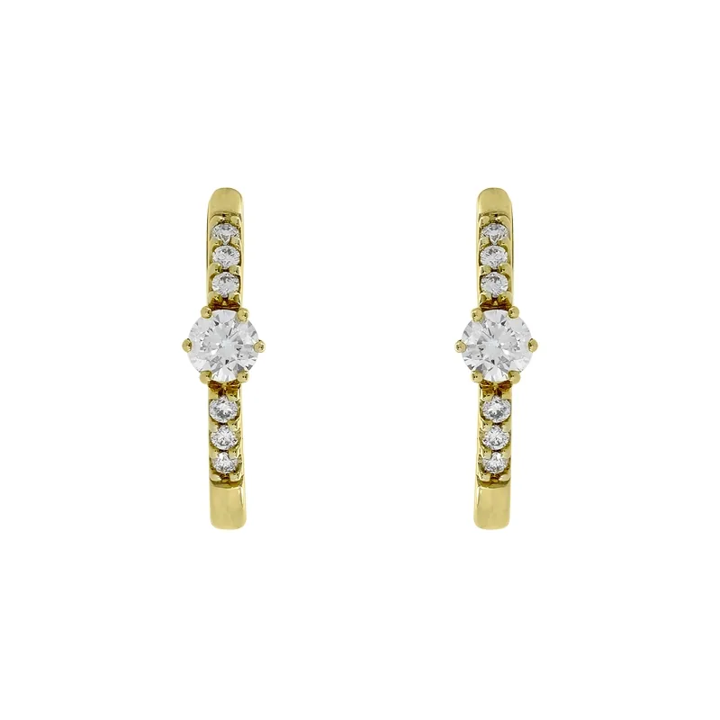 Candongas en oro amarillo de 18 Kilates, Plana, con 2 diamantes centrales de 0.16 Ct y decoración en diamantes de 0.06 Ct, 1.5 mm. de ancho