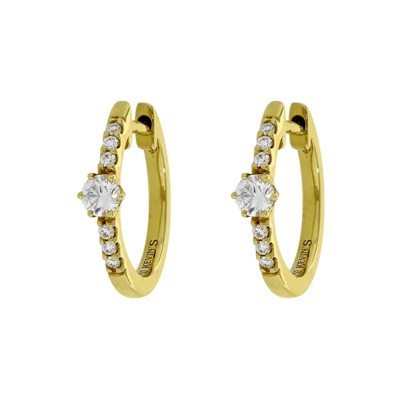 Candongas en oro amarillo de 18 Kilates, Plana, con 2 diamantes centrales de 0.16 Ct y decoración en diamantes de 0.06 Ct, 1.5 mm. de ancho