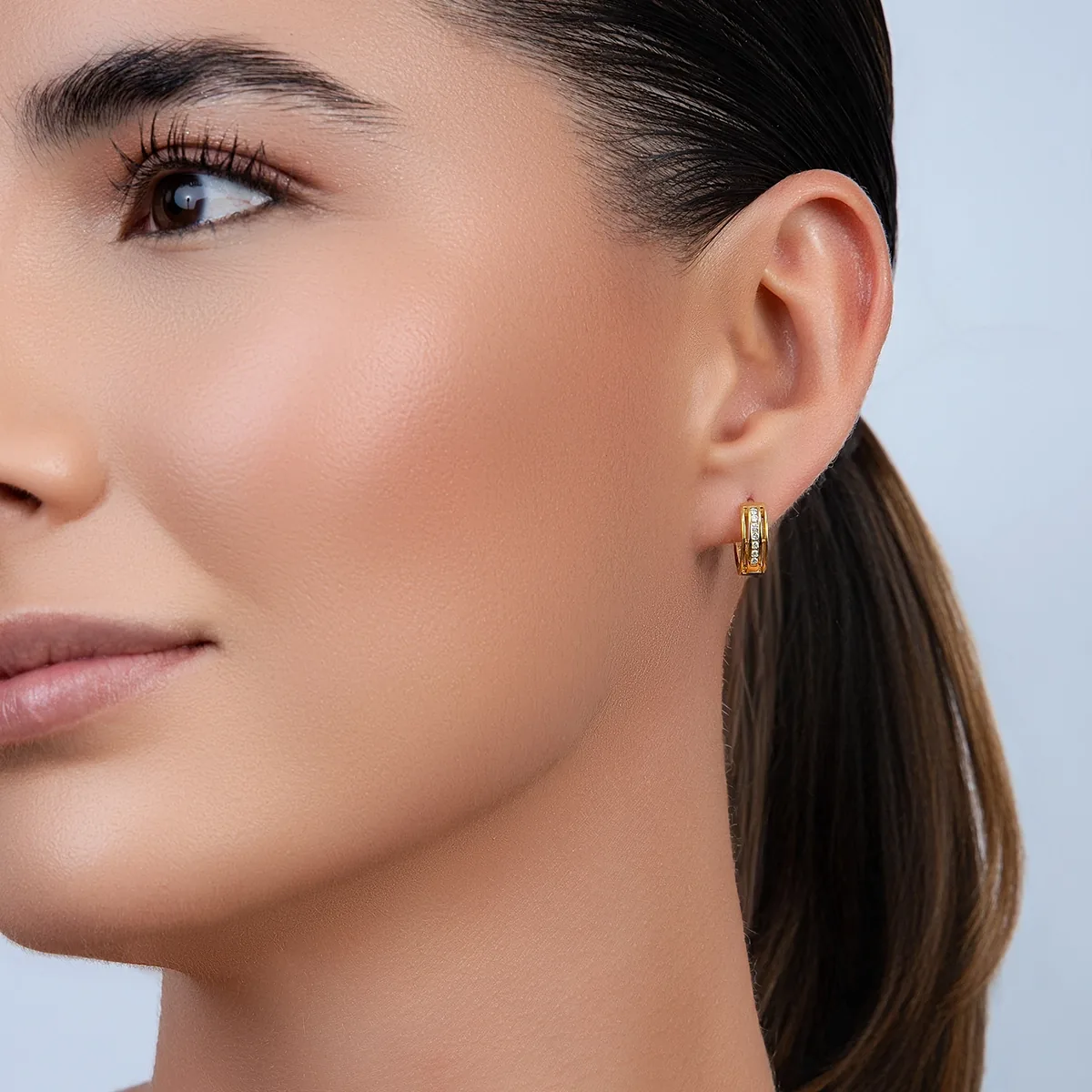 Candongas en oro amarillo de 18 Kilates, Plana, con diamantes de 0.12 Ct, 4 mm. de ancho