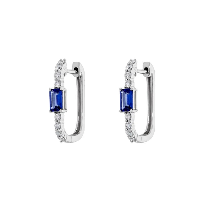 Candongas en oro blanco de 18 Kilates, Plana, con 2 zafiros centrales de 0.67 Ct y decoración en diamantes de 0.29 Ct, 1.50 mm. de ancho